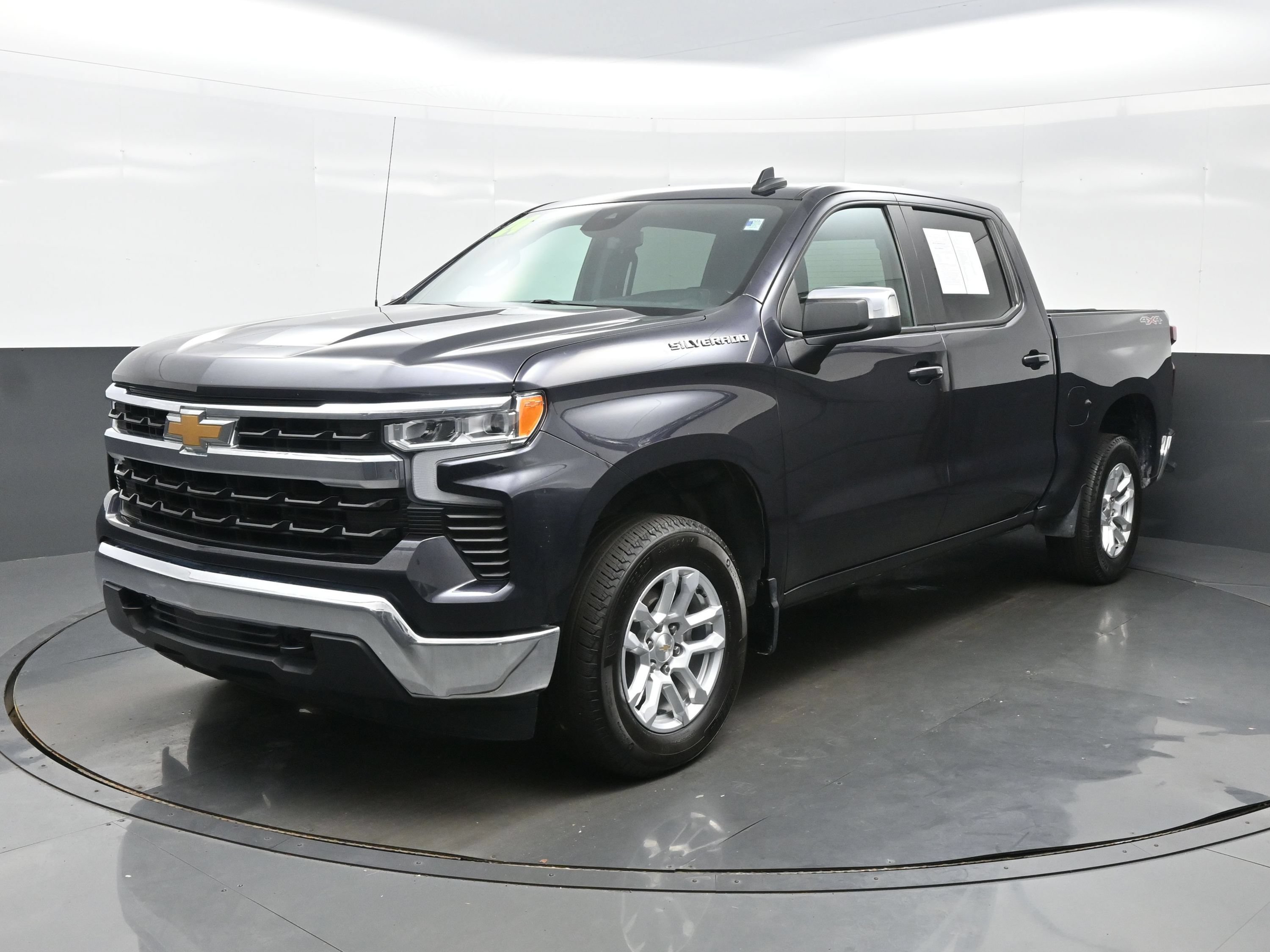 Used 2024 Chevrolet Silverado 1500 LT AWD/4WD image 2