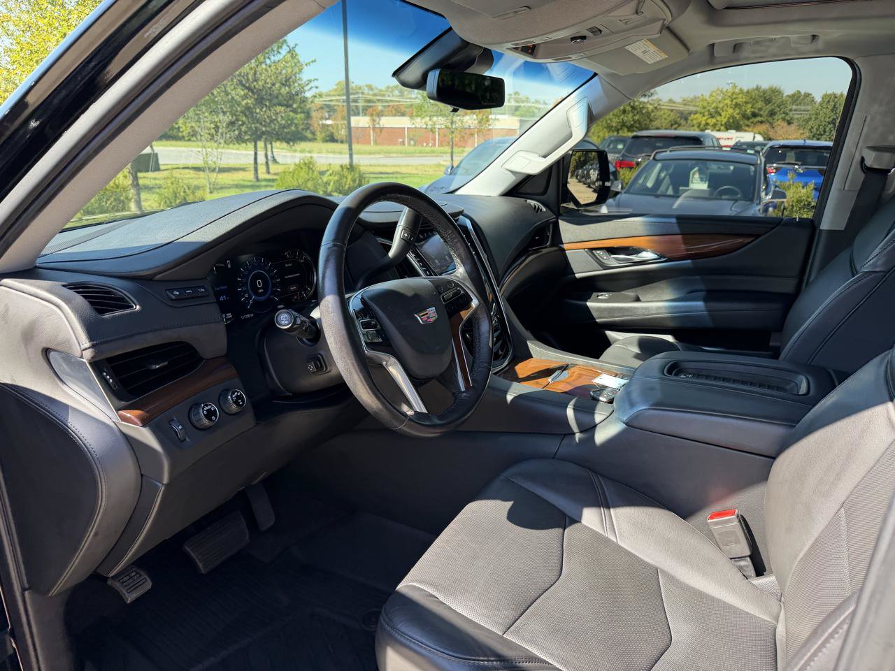 Used 2020 Cadillac Escalade Luxury AWD/4WD image 11