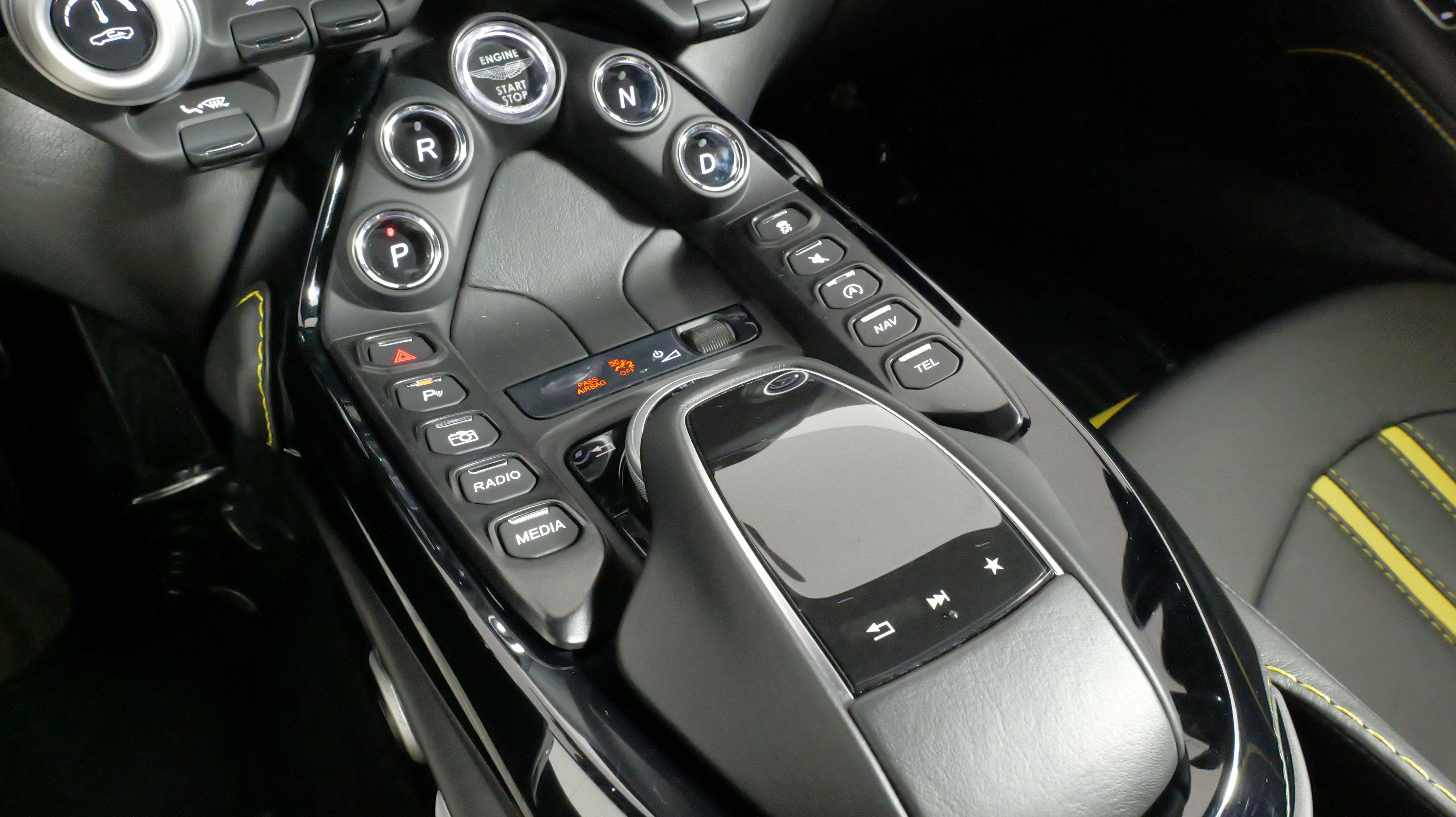 Used 2019 Aston Martin V8 Vantage Coupe RWD image 63