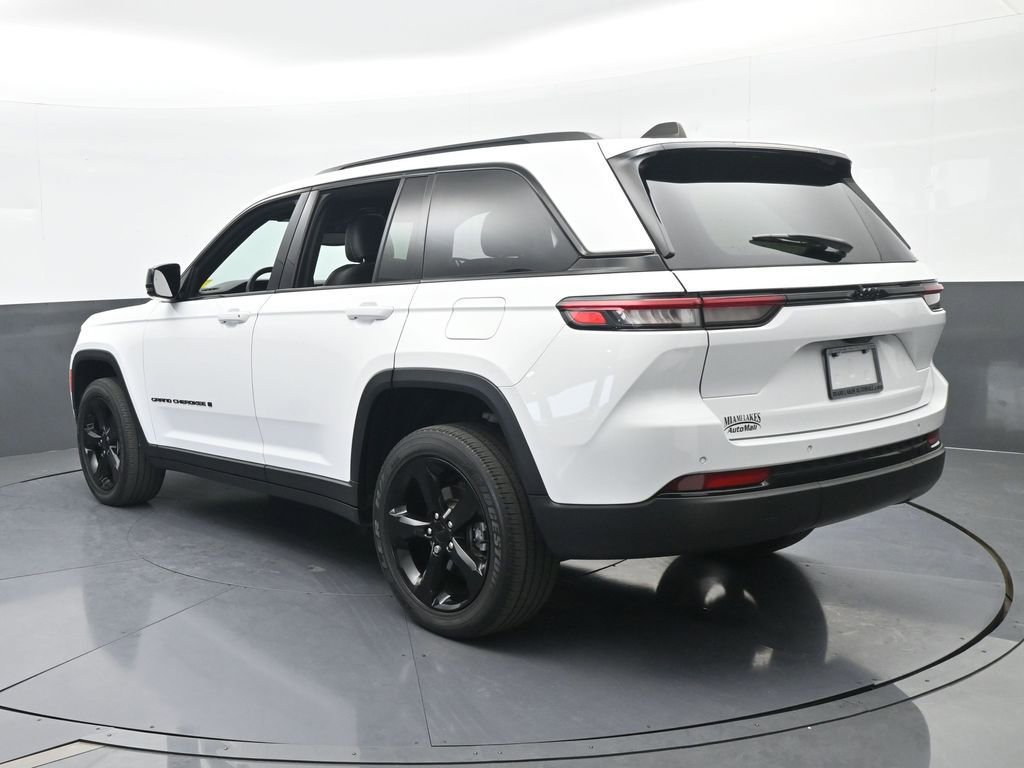 Used 2023 Jeep Grand Cherokee Altitude image 4