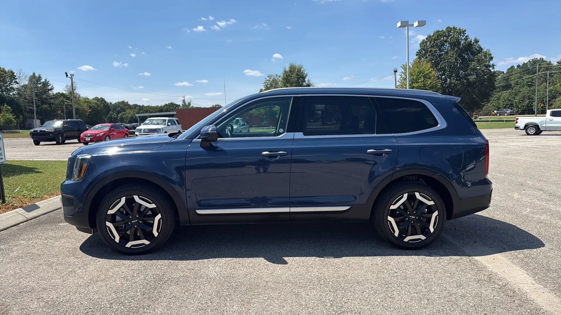 Used 2025 Kia Telluride S AWD/4WD image 2