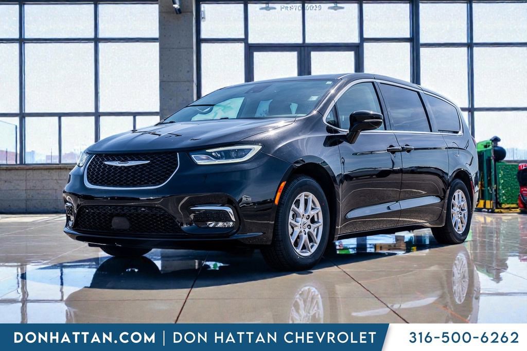 Used 2024 Chrysler Pacifica Touring-L image 1