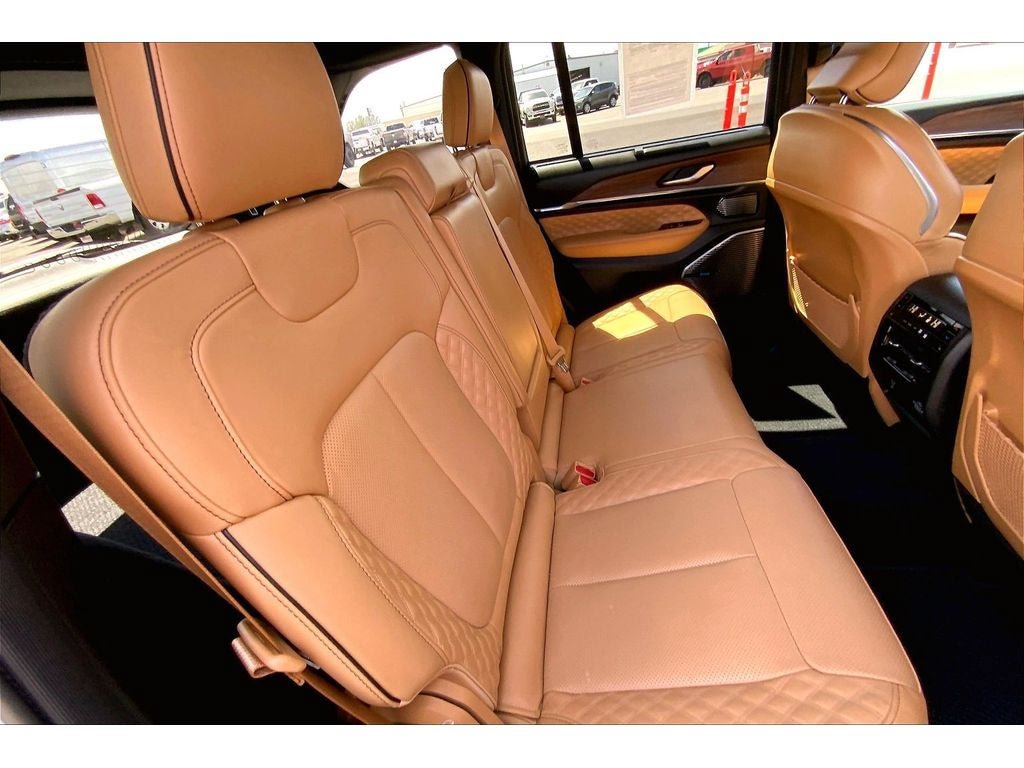 Used 2023 Jeep Grand Cherokee Summit w/ High Altitude Package AWD/4WD image 29