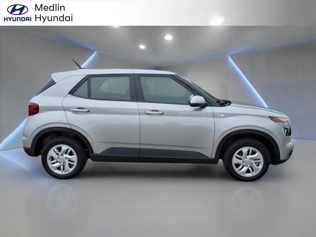Used 2025 Hyundai Venue SE FWD image 2