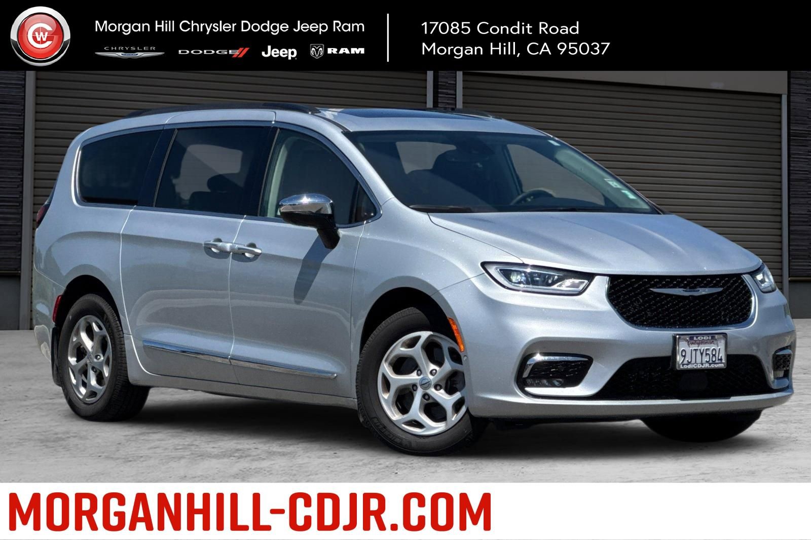 Used 2023 Chrysler Pacifica Limited w/ Uconnect Theater Family Group