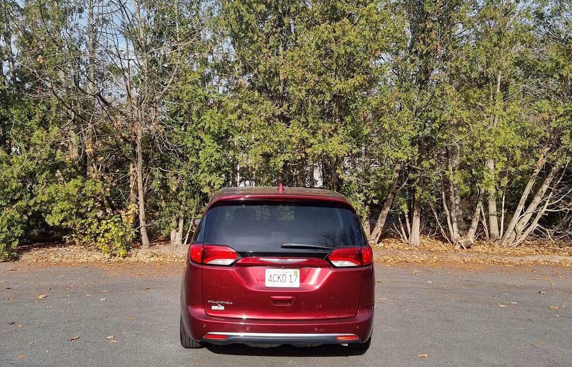 Used 2019 Chrysler Pacifica Touring Plus w/ Tire & Wheel Group image 2