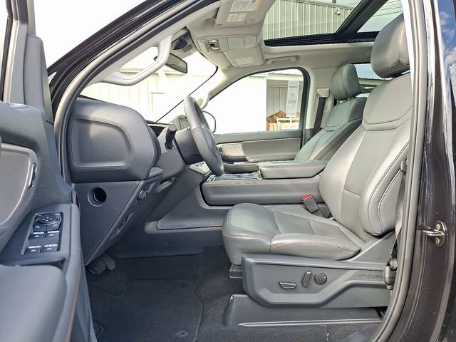 Used 2025 Ford Expedition Active image 13