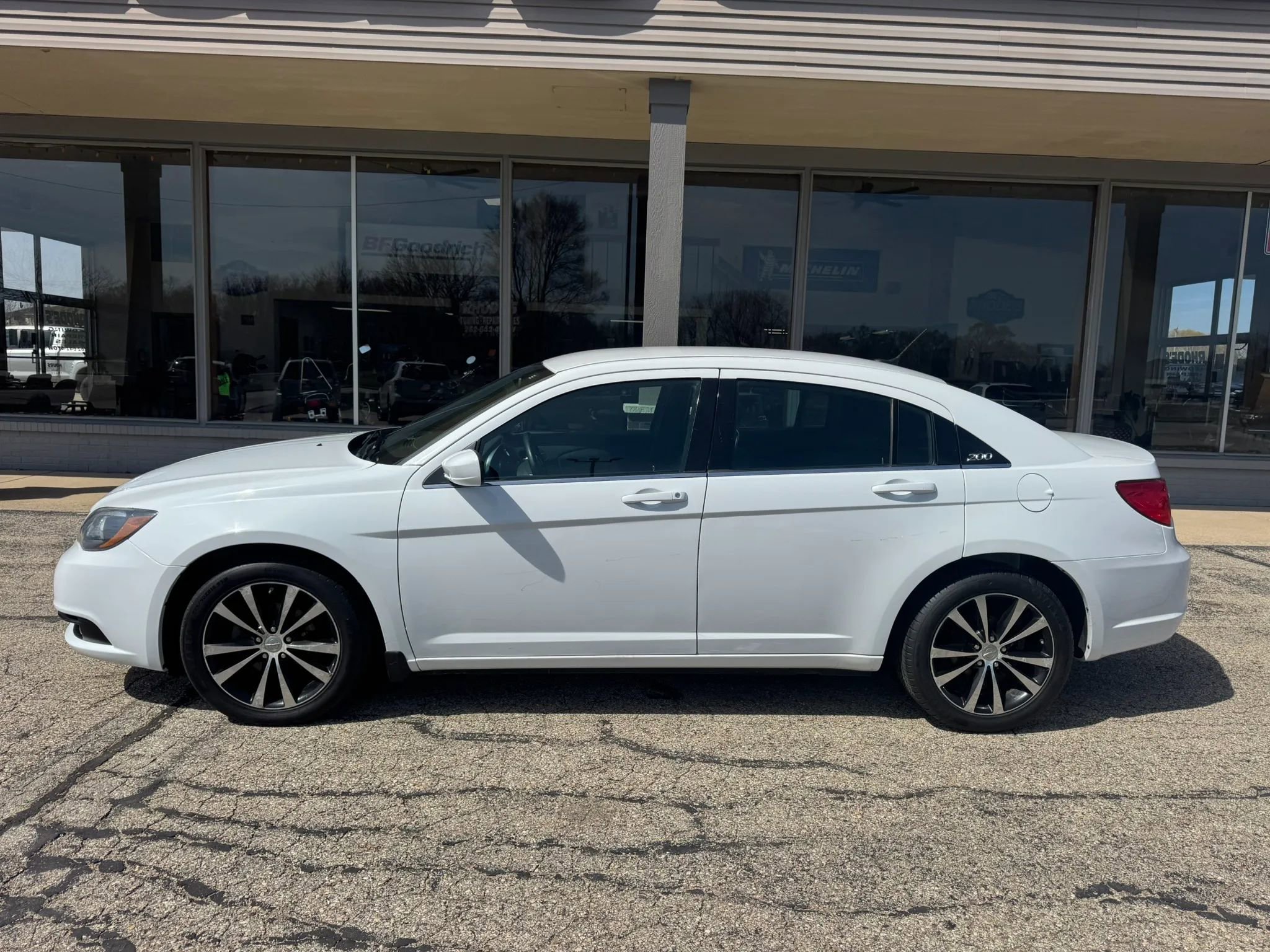 Used 2014 Chrysler 200 Limited w/ 200 S V6 Premium Group FWD image 2