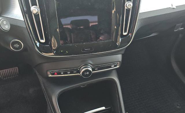 Used 2021 Volvo XC40 T4 Momentum w/ Protection Package Premier image 7