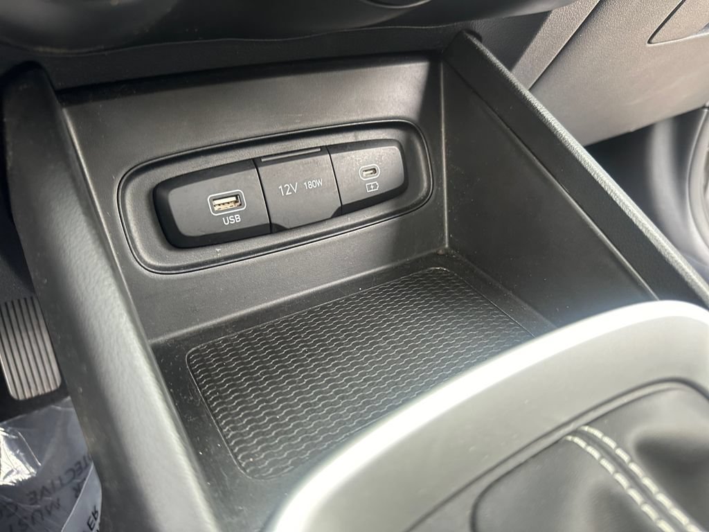 Used 2025 Hyundai Venue SEL FWD image 19