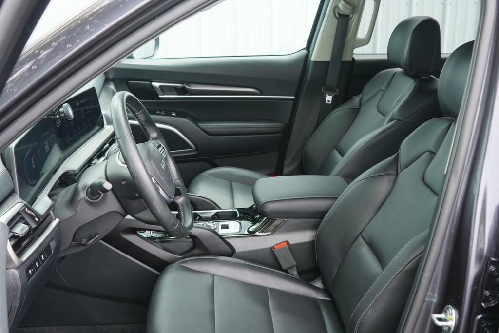 Used 2025 Kia Telluride LX FWD image 11