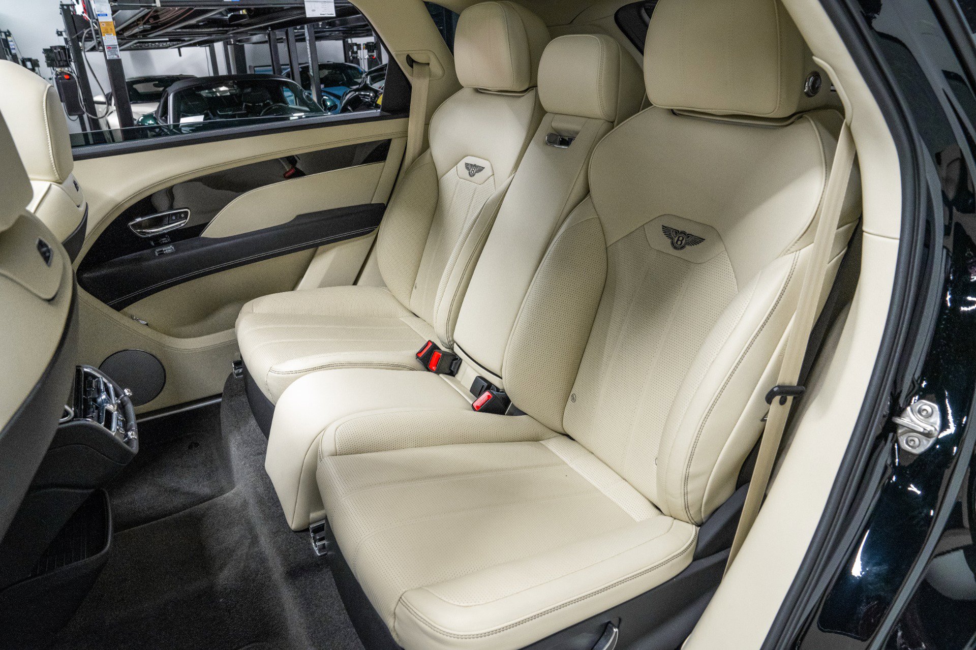 Used 2024 Bentley Bentayga Extended Wheelbase image 15