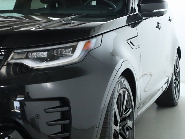 Used 2024 Land Rover Discovery Dynamic SE image 14