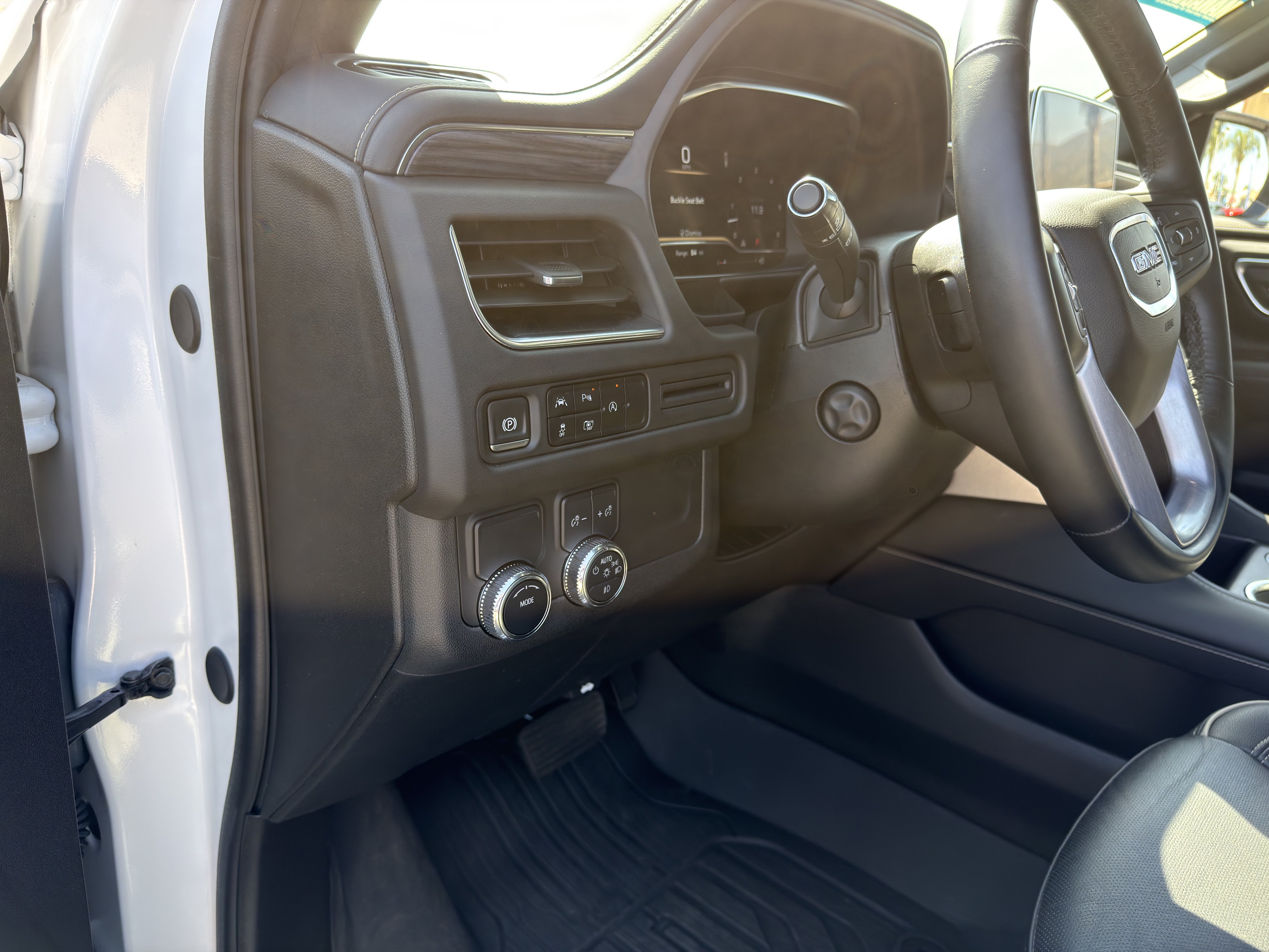 Used 2024 GMC Yukon XL SLT w/ SLT Premium Package RWD image 29