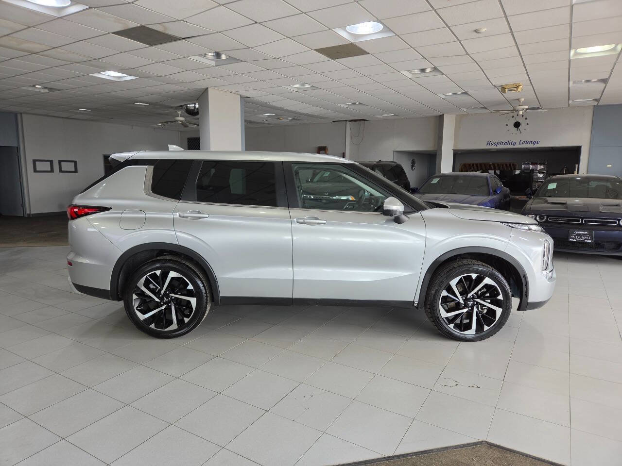 Used 2023 Mitsubishi Outlander SE image 8