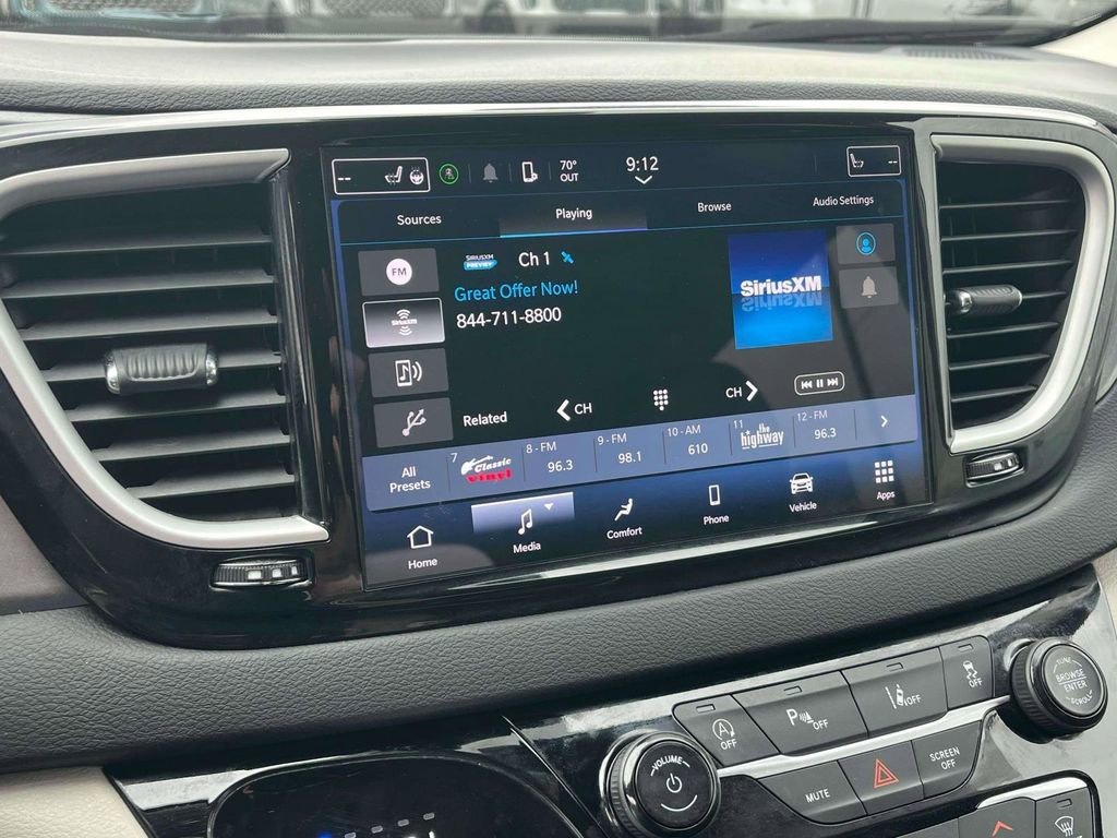 Used 2024 Chrysler Pacifica Touring-L image 22