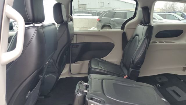Certified 2024 Chrysler Pacifica Touring-L image 24