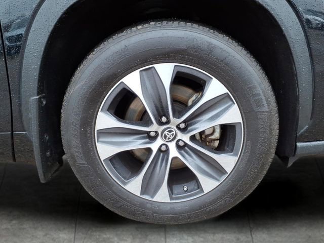 Used 2023 Toyota Highlander XLE image 9