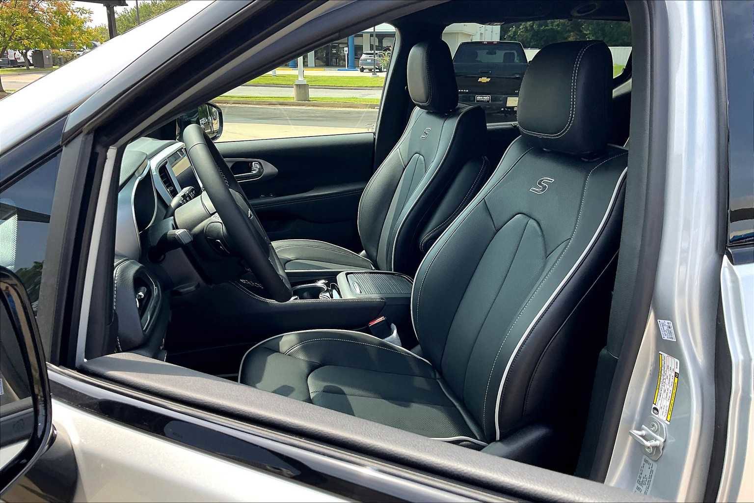 New 2026 Chrysler Pacifica Limited w/ S Appearance Package image 9