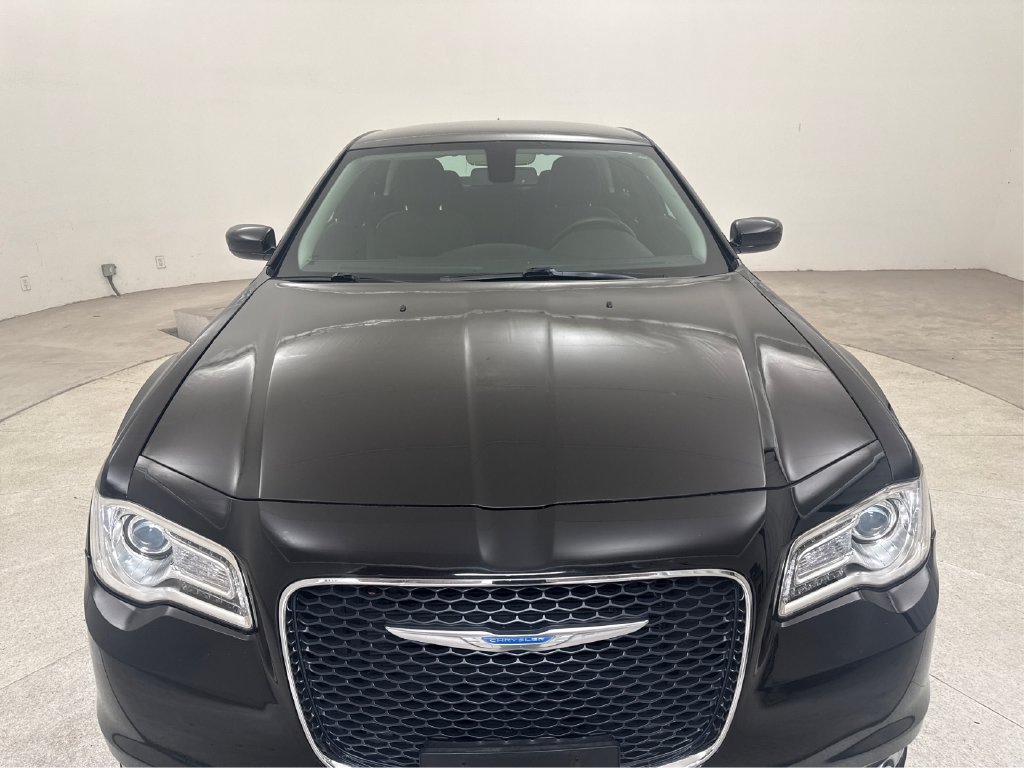 Used 2018 Chrysler 300 Touring RWD image 11