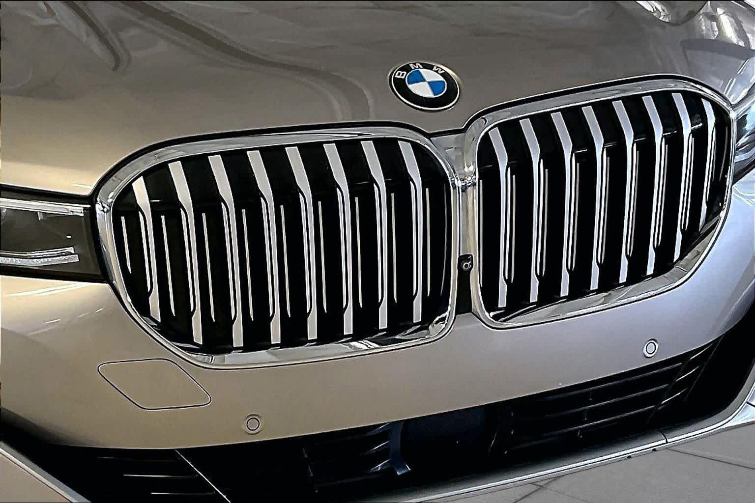 Used 2022 BMW 740i w/ Luxury Rear Seating Package RWD image 29