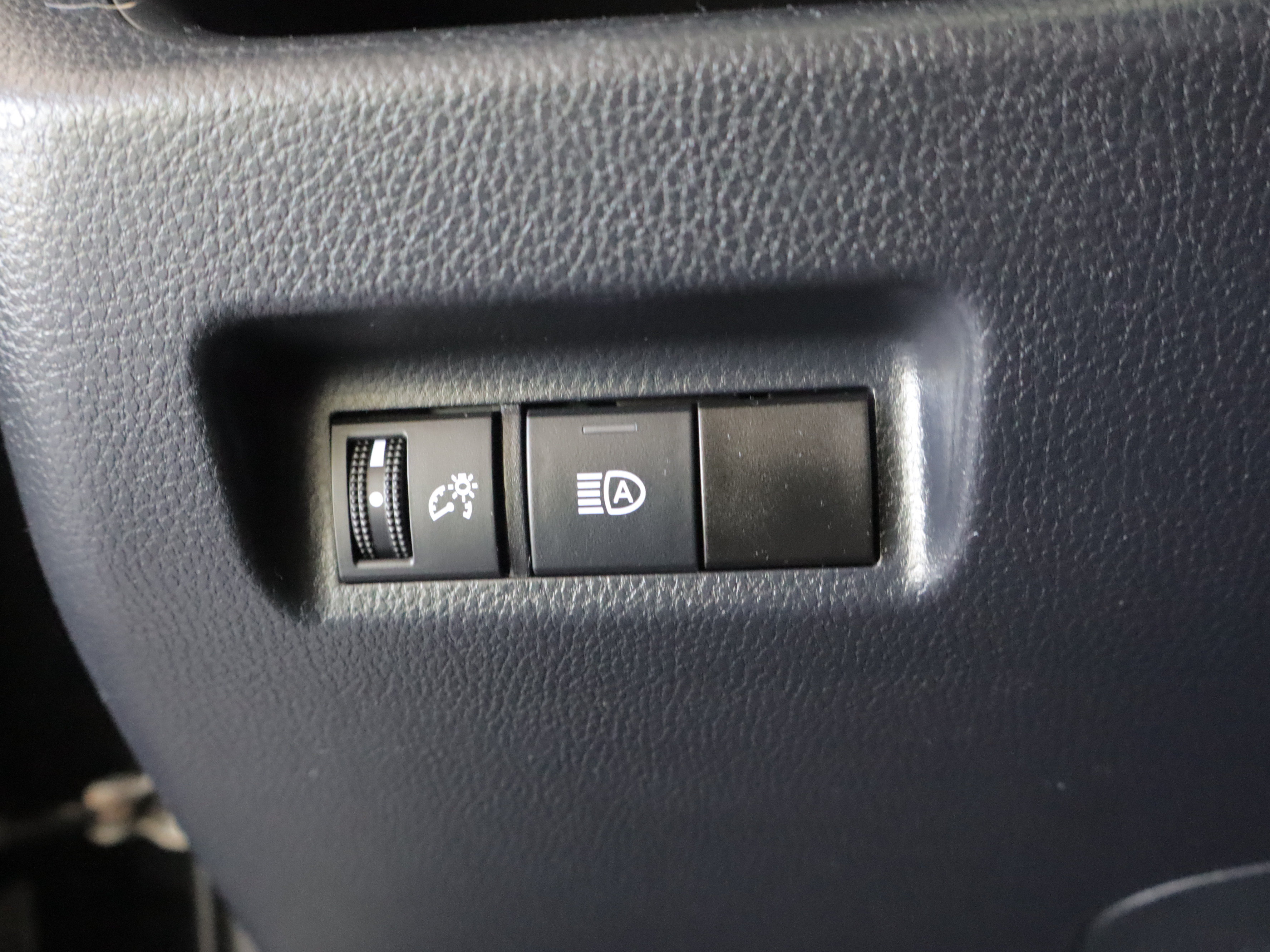 Used 2019 Toyota RAV4 LE AWD/4WD image 17