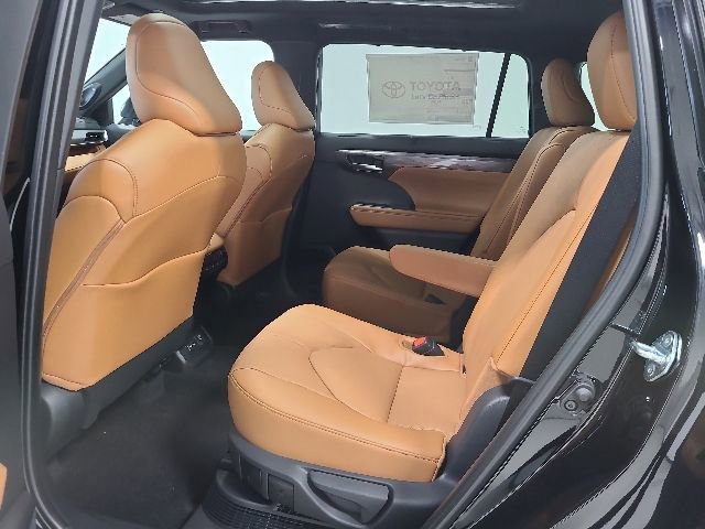 New 2026 Toyota Highlander Platinum AWD/4WD image 18