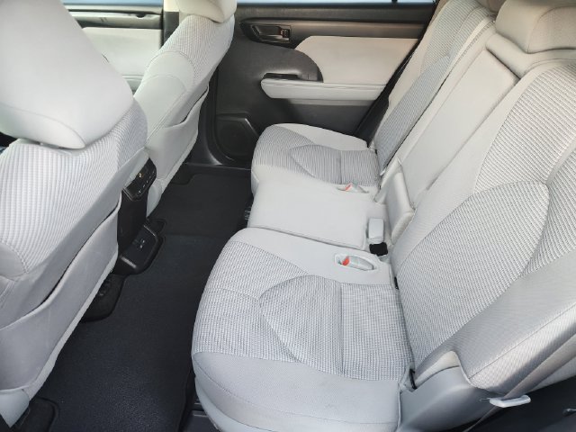 Used 2024 Toyota Highlander LE FWD image 23