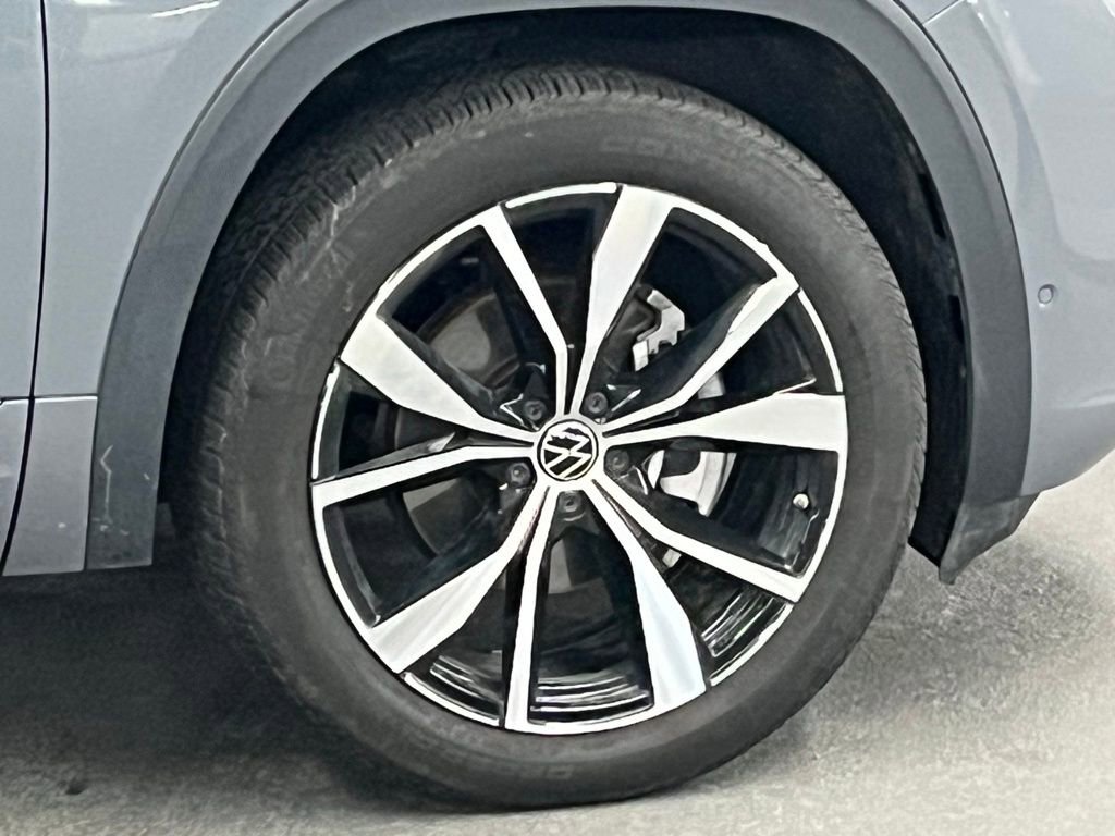 Certified 2025 Volkswagen Atlas SEL Premium R-Line image 43