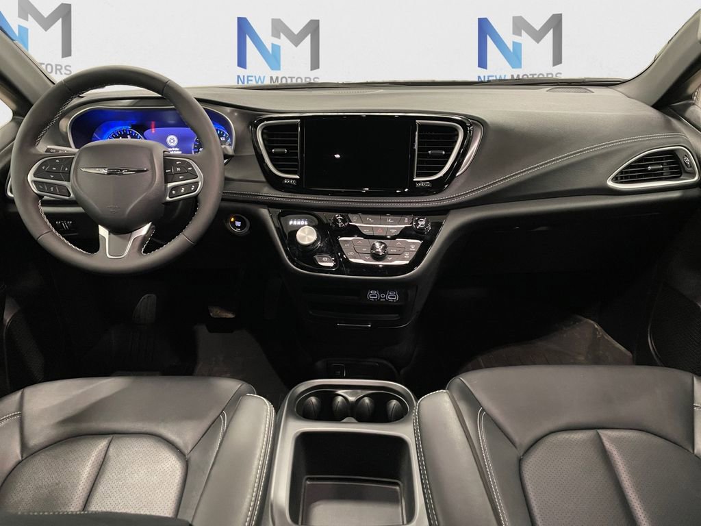 Used 2025 Chrysler Pacifica Select AWD/4WD image 10