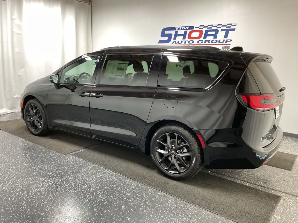 New 2025 Chrysler Pacifica Limited video 3