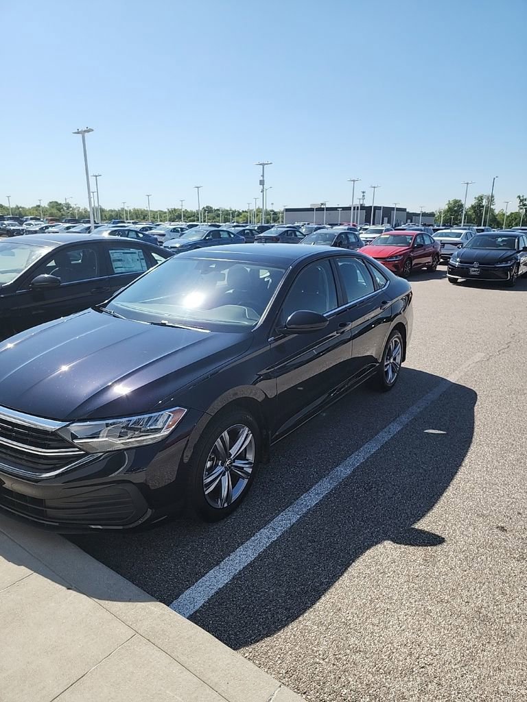 Used 2023 Volkswagen Jetta SE FWD image 1