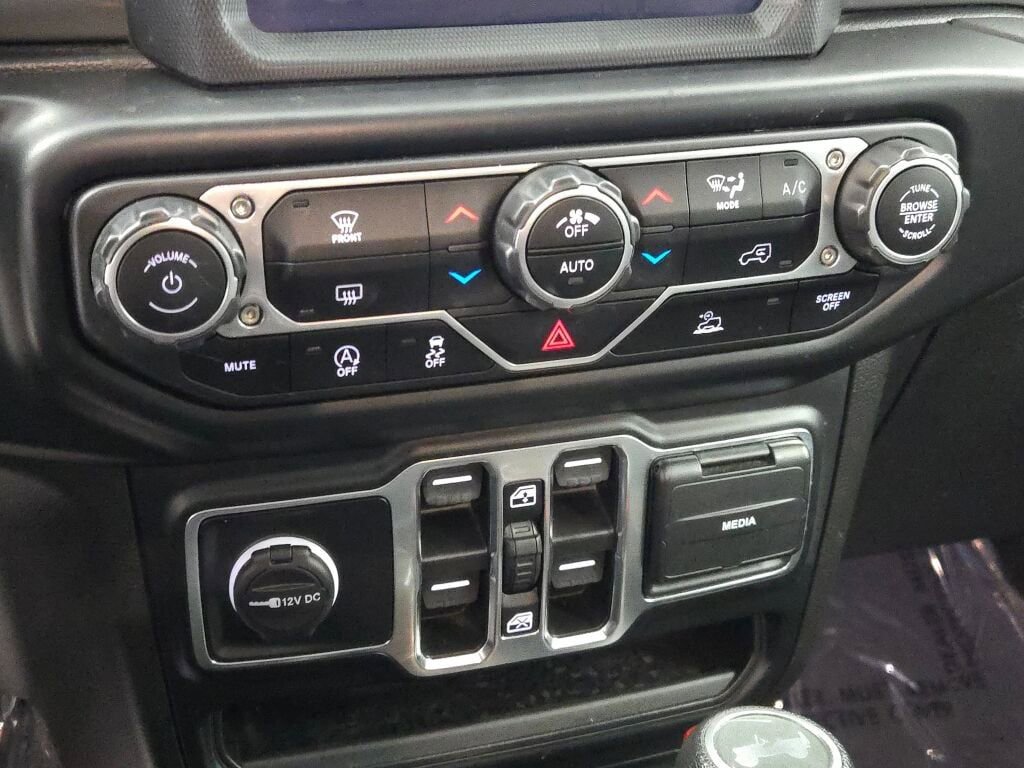 Used 2023 Jeep Wrangler Sahara image 25