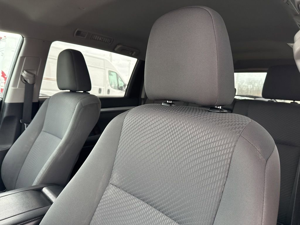 Used 2018 Toyota Highlander LE image 11