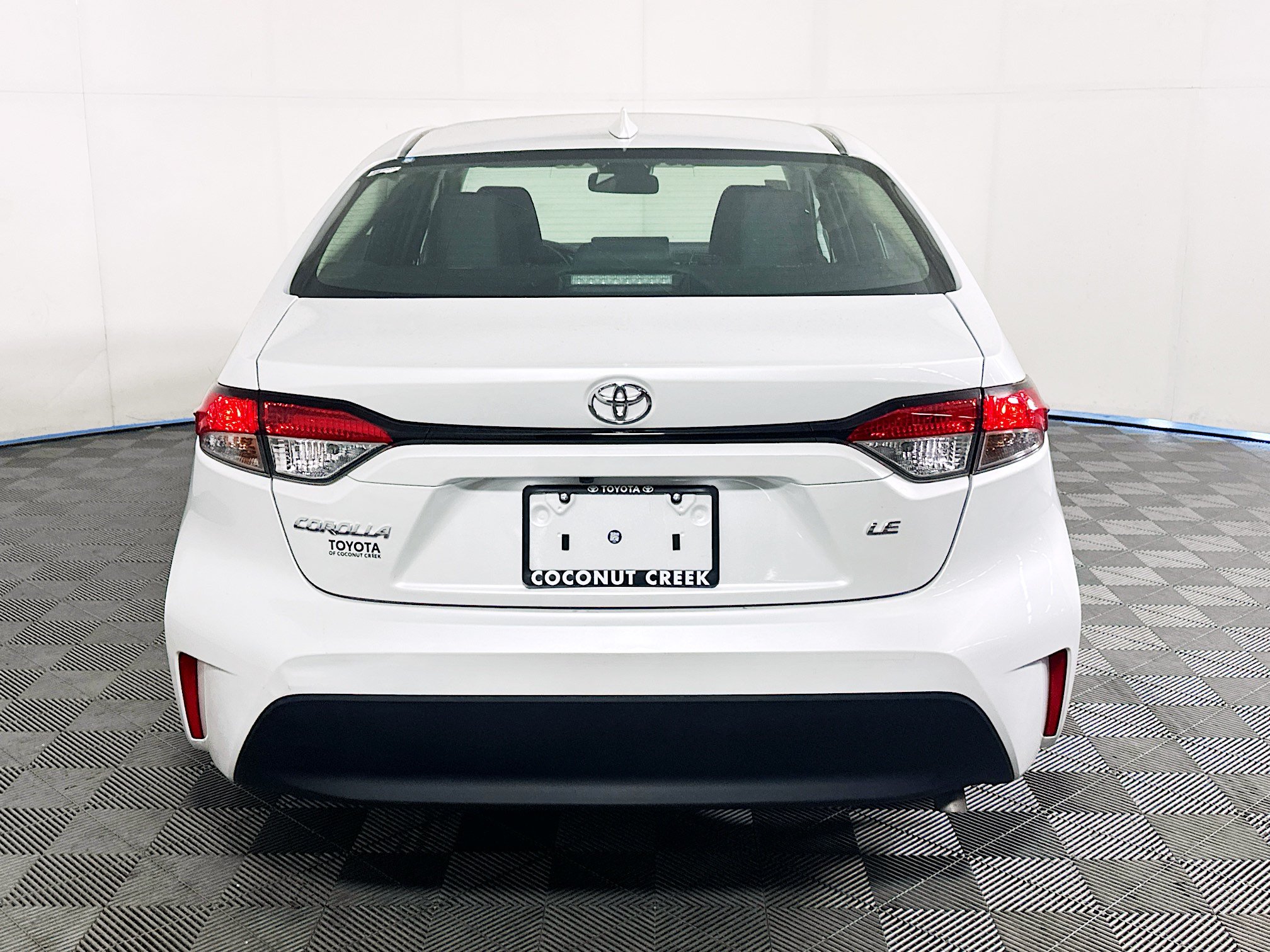 Used 2025 Toyota Corolla LE FWD image 4