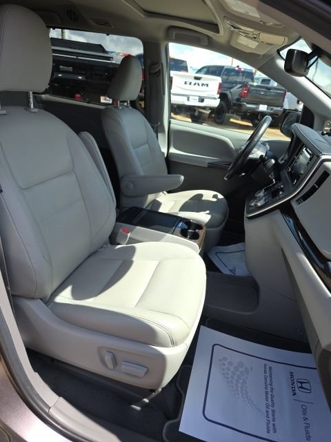 Used 2020 Toyota Sienna FWD image 4