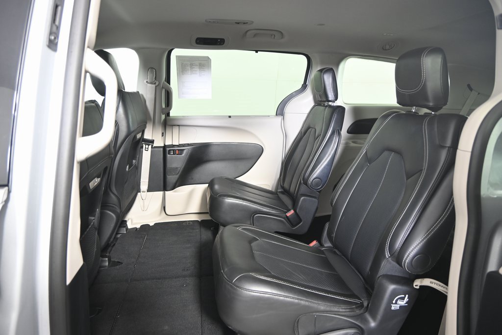 Used 2024 Chrysler Pacifica Touring-L image 19
