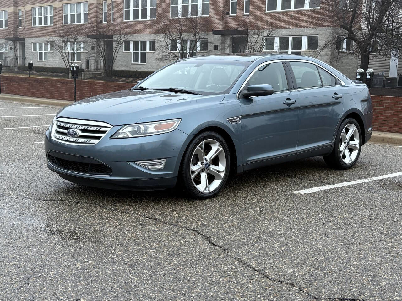 Used 2010 Ford Taurus SHO image 2