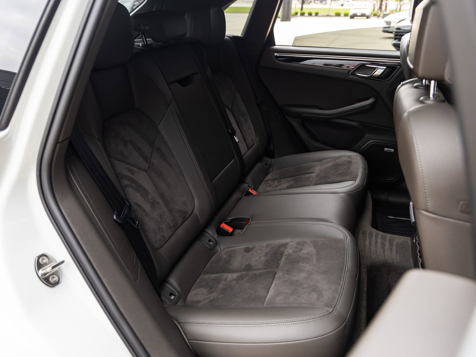 Certified 2021 Porsche Macan AWD/4WD image 40