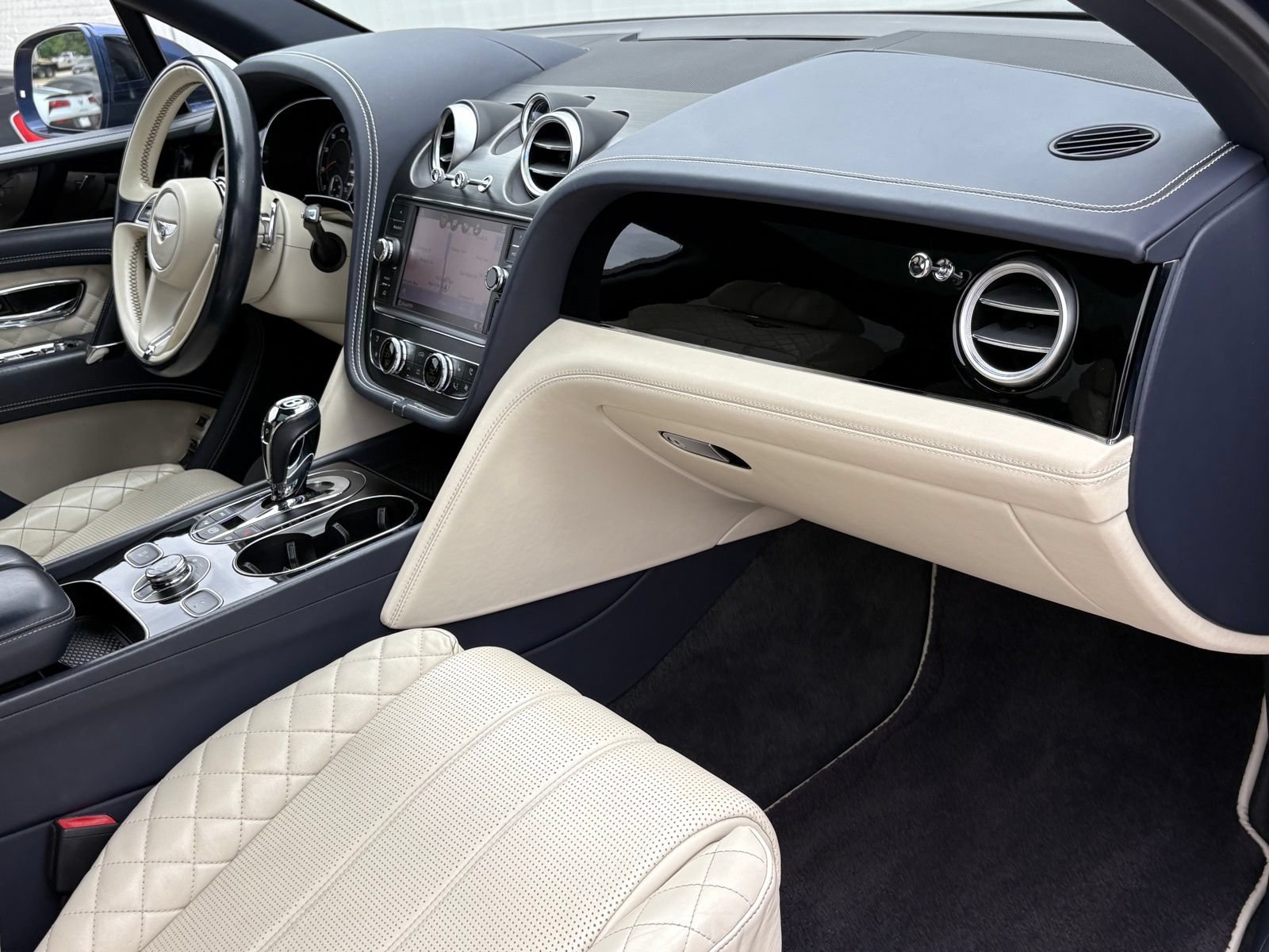 Used 2019 Bentley Bentayga AWD/4WD image 47