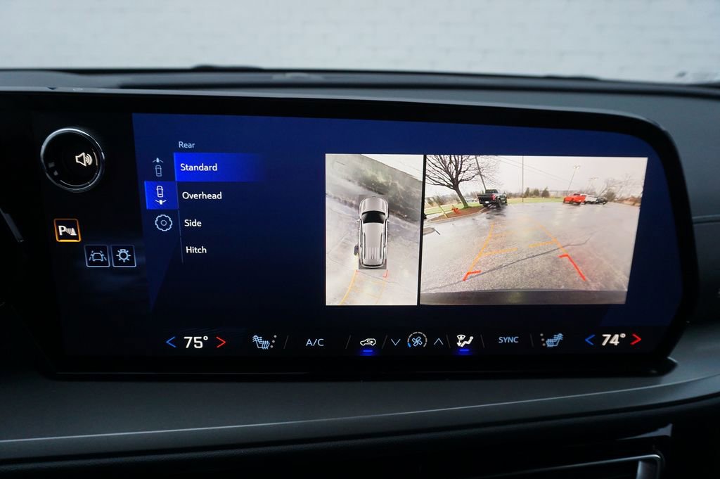 Used 2025 Chevrolet Traverse LT w/ Driver Confidence Package FWD image 18