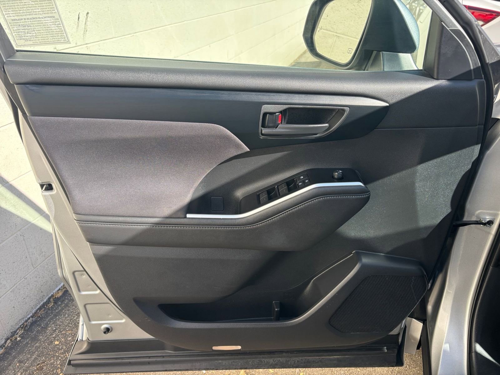 Used 2025 Toyota Highlander LE image 20