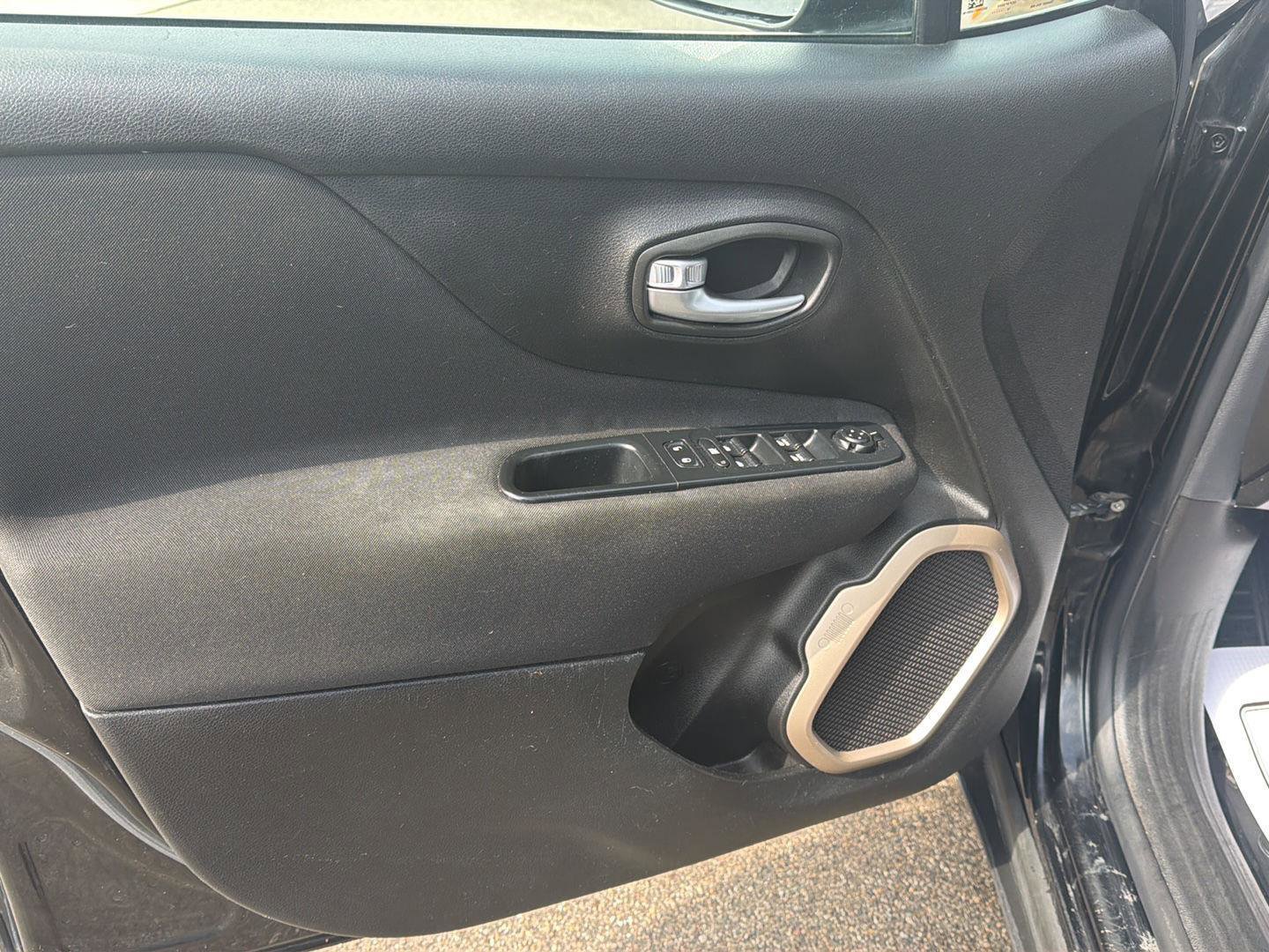 Used 2016 Jeep Renegade Latitude w/ Cold Weather Group image 12