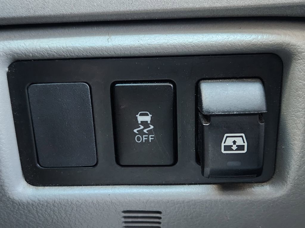 Used 2013 Toyota Tundra 4x4 CrewMax image 11