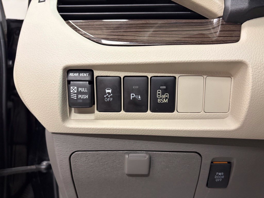 Used 2016 Toyota Sienna XLE w/ XLE Navigation Package FWD image 18