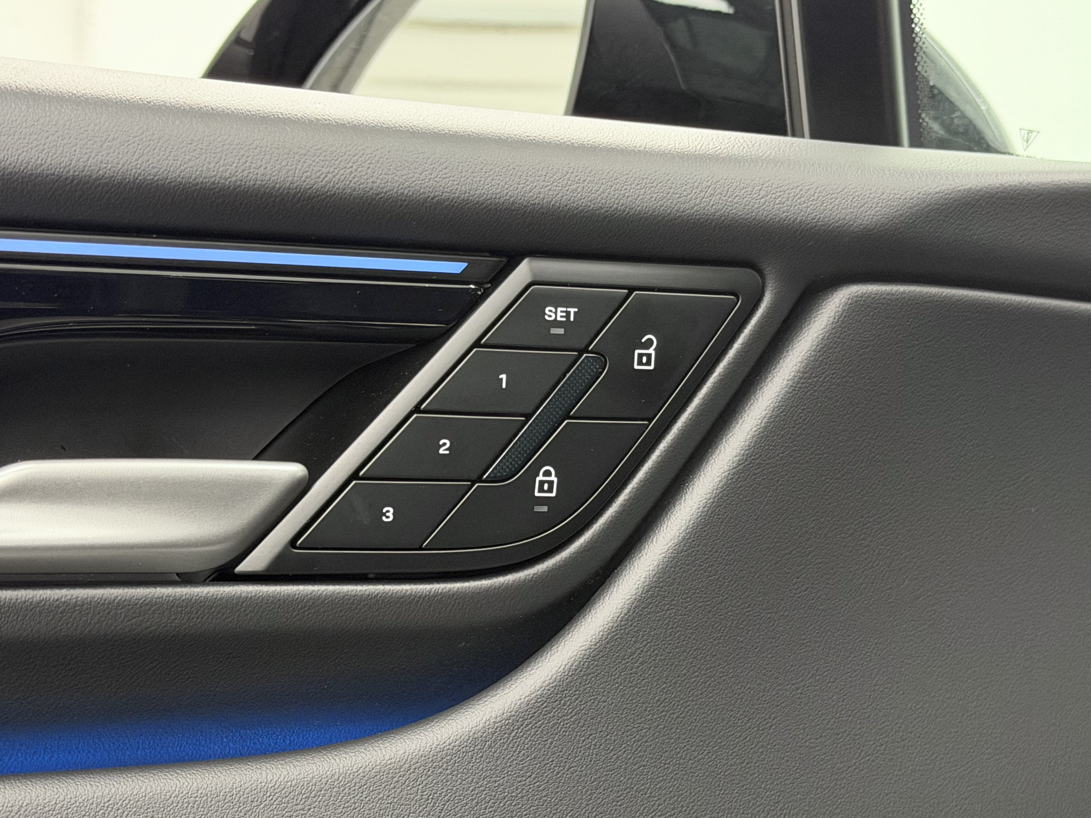 Certified 2025 Porsche Macan Electric RWD image 29