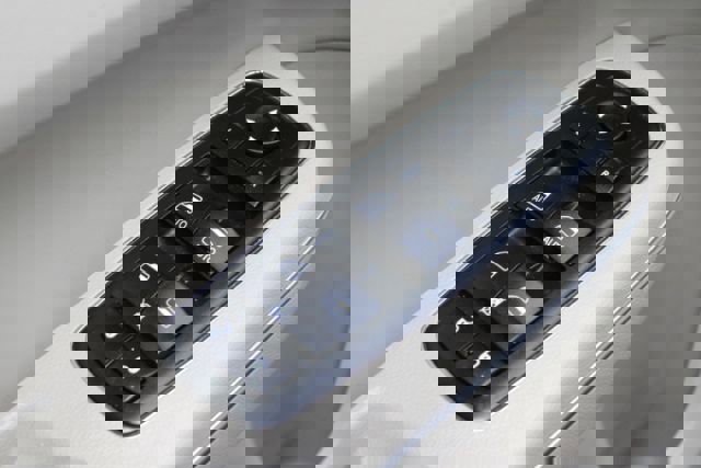 Used 2013 Chrysler 300 Motown w/ Driver Convenience Group image 9