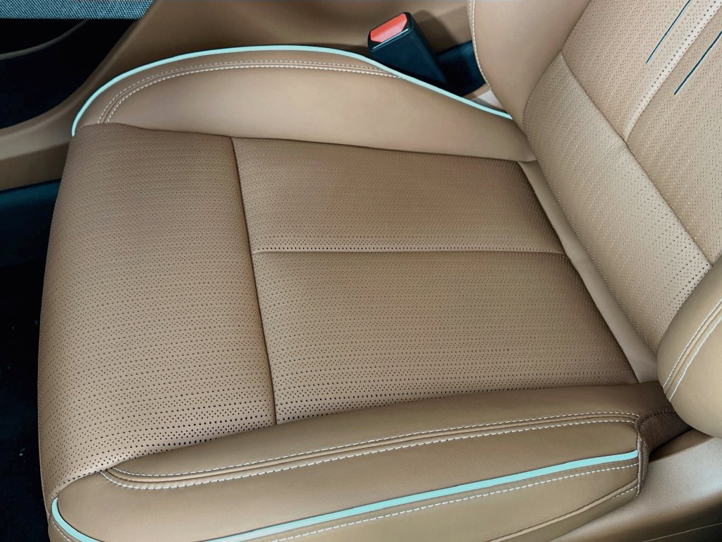New 2027 Cadillac Optiq Premium Luxury w/ LPO, Floor Liner Package AWD/4WD image 24