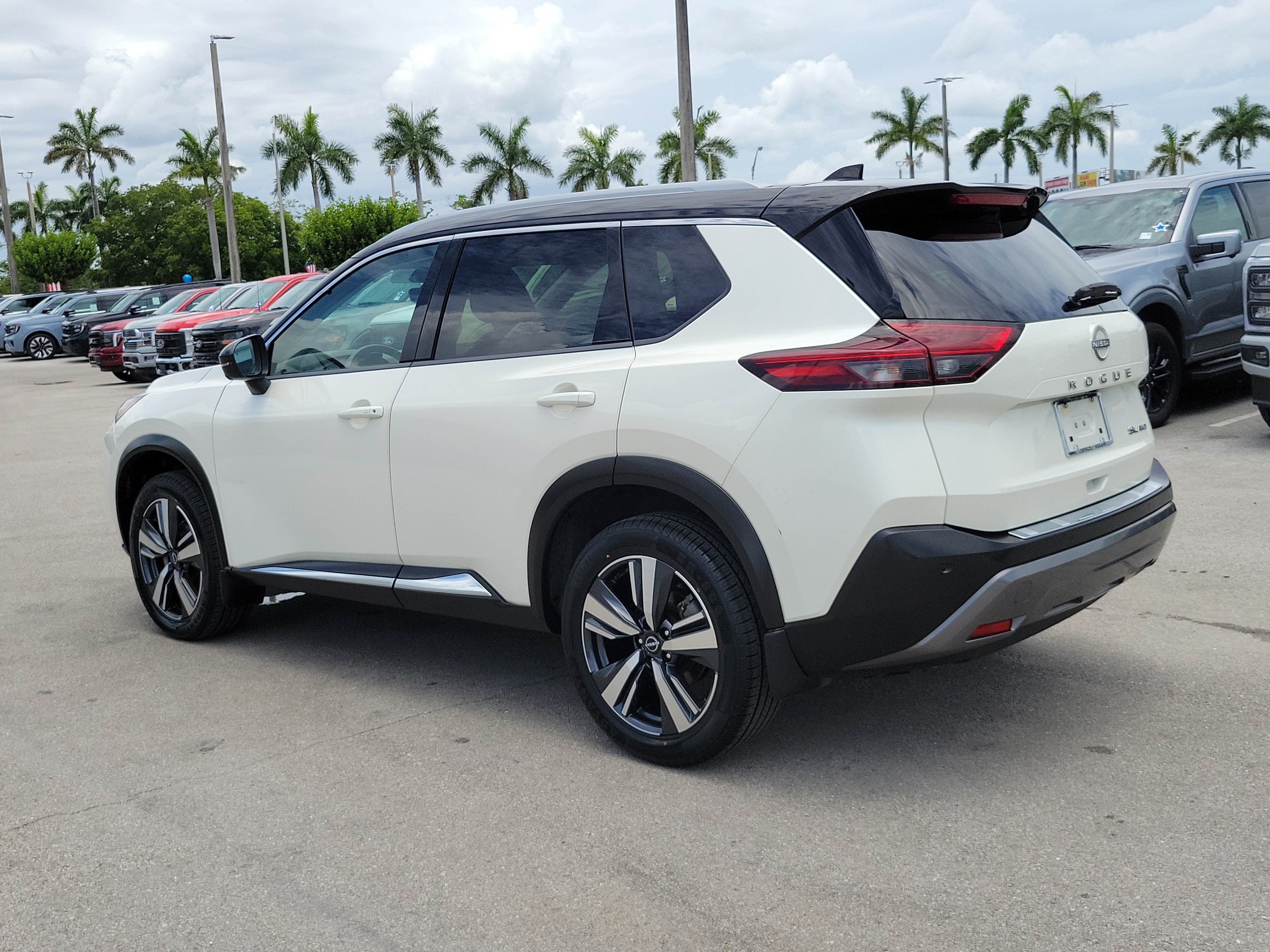 Used 2023 Nissan Rogue SL AWD/4WD image 7