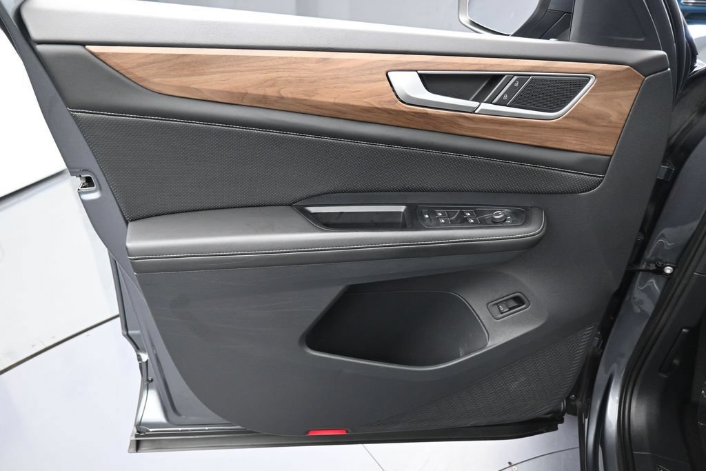 Used 2024 Volkswagen Atlas SE w/ Panoramic Sunroof Package FWD image 13